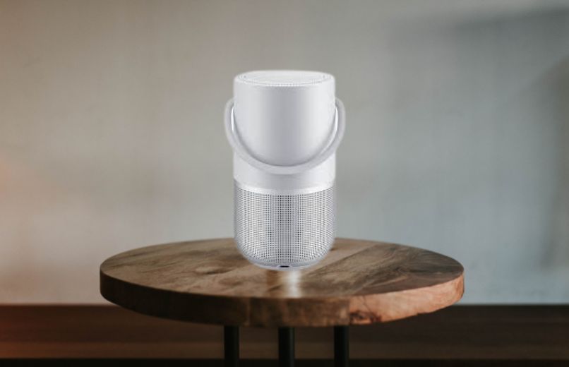 altavoz bose portable smart speaker en una mesa
