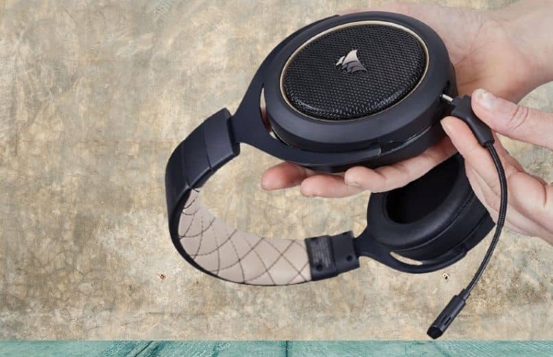 audifonos corsair hs70 wireless pro en una mesa