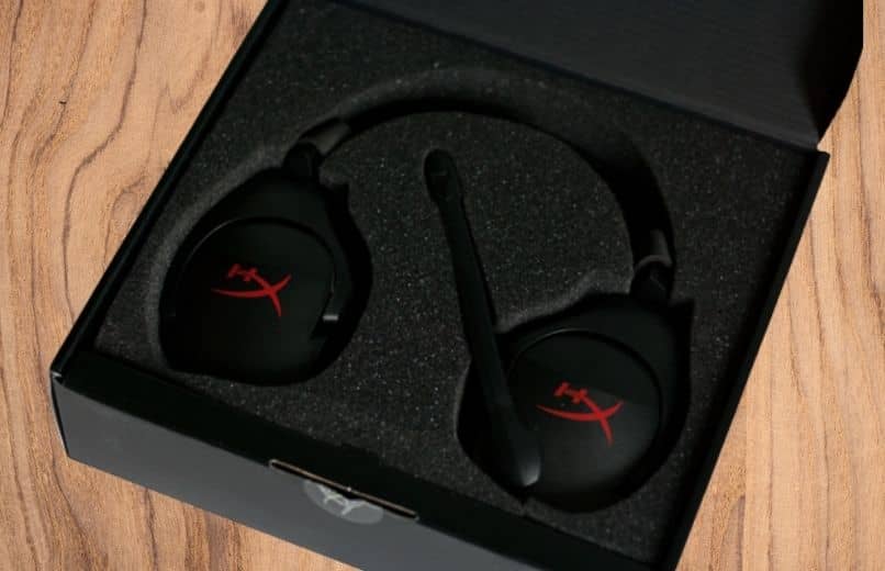 audifonos hyperx cloud stinger en una mesa