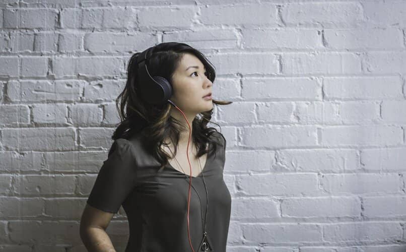 mujer con auriculares bluetooth