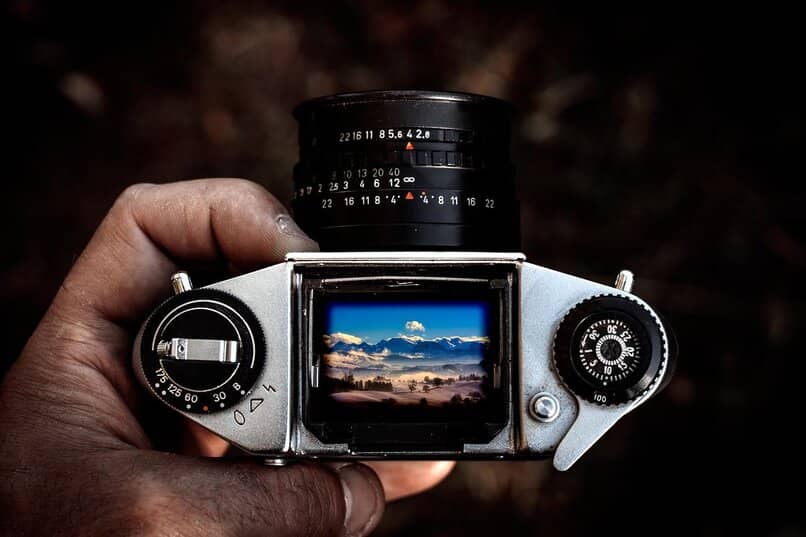 camara reflex con pantalla superior