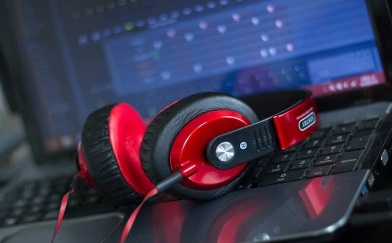 cascos para iphone sobre laptop