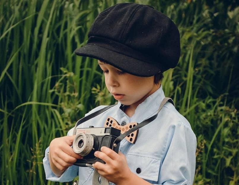 nino usando camara fotografia
