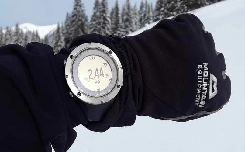 persona usando reloj gps en la nieve
