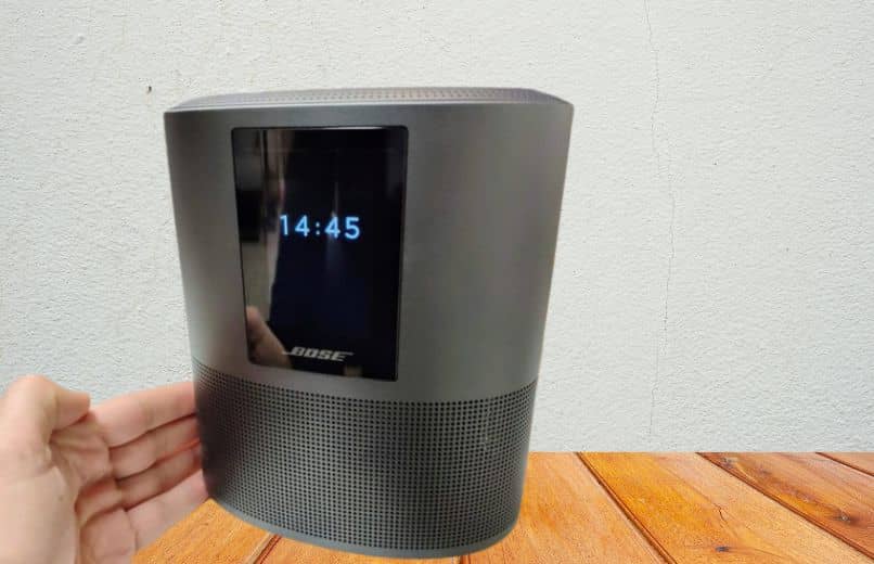 sistema de sonido bose home speaker 500 en una mesa