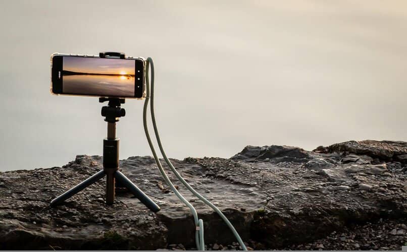 tripode de movil grabando paisaje
