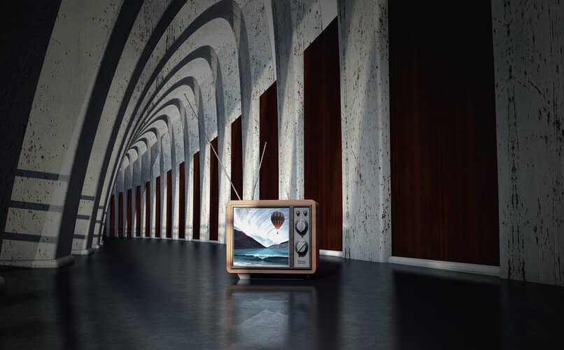 tv pequeno en la calle